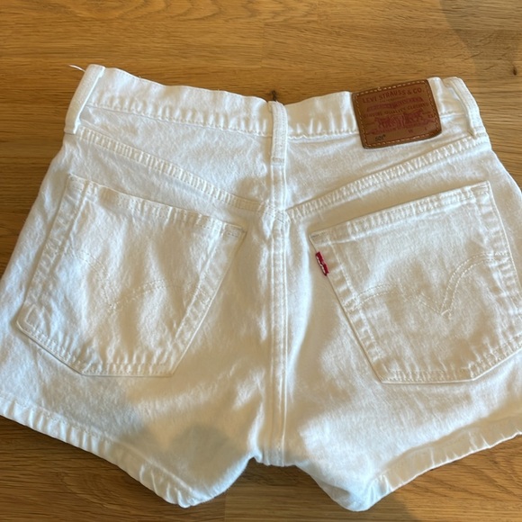White Levi’s shorts - Picture 2 of 2